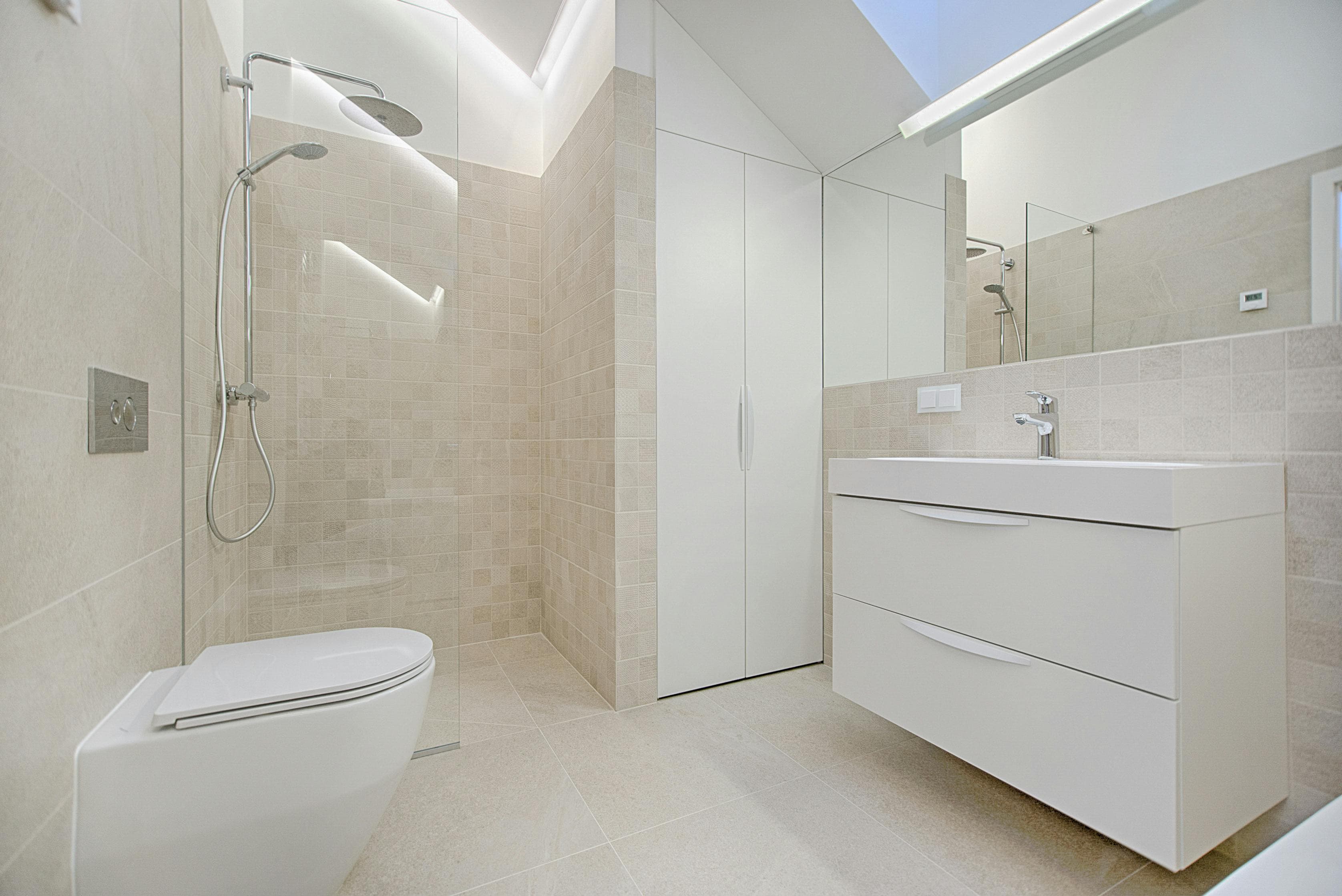 Floating vanity with integrated storage
